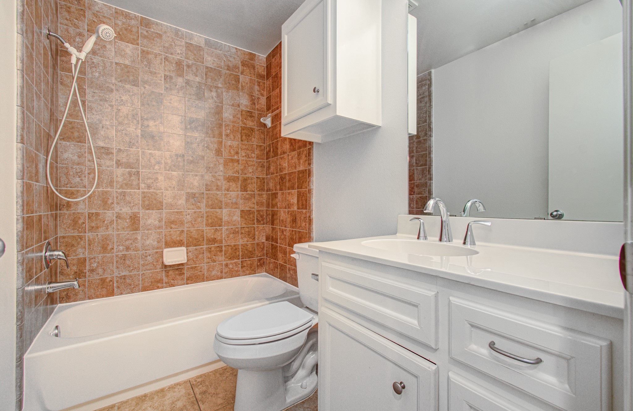 624 East 39th Street Houston, TX 77022 - Photo 26 of 37 a bathroom with a sink a toilet and a bathtub