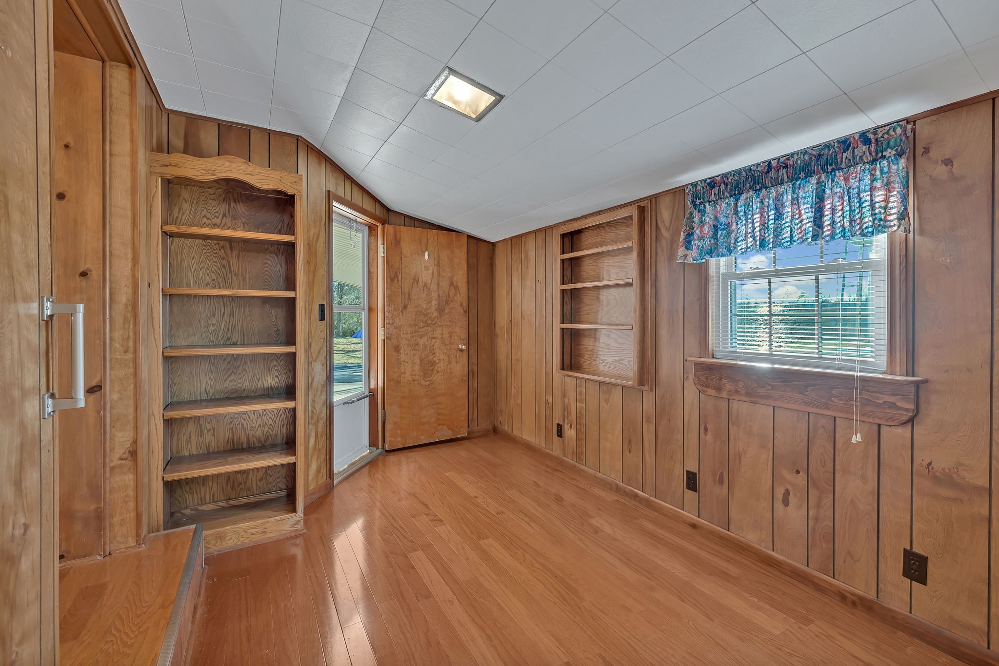 623 Highway 50 Centerville, TN 37033 - Photo 32 of 69 a view of an empty room with a closet