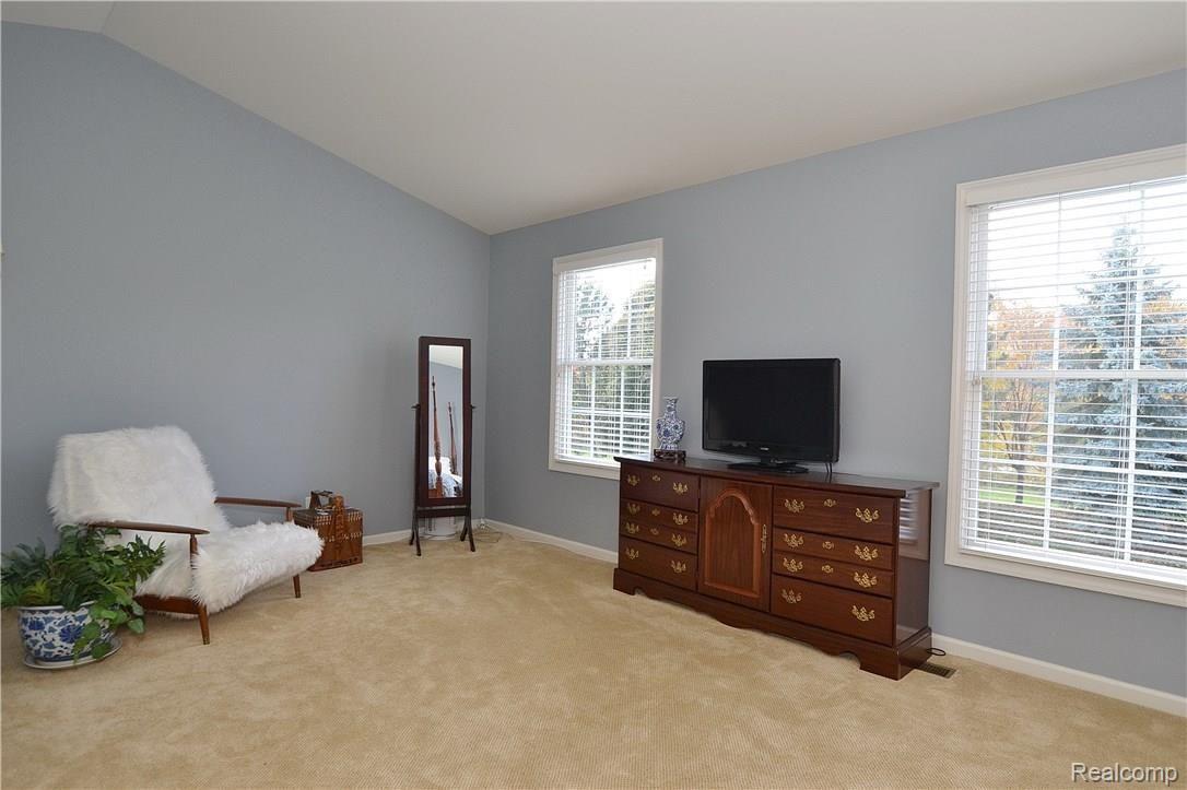 2462 Selkirk Street Rochester, MI 48306 - Photo 19 of 41 Master Sitting Area