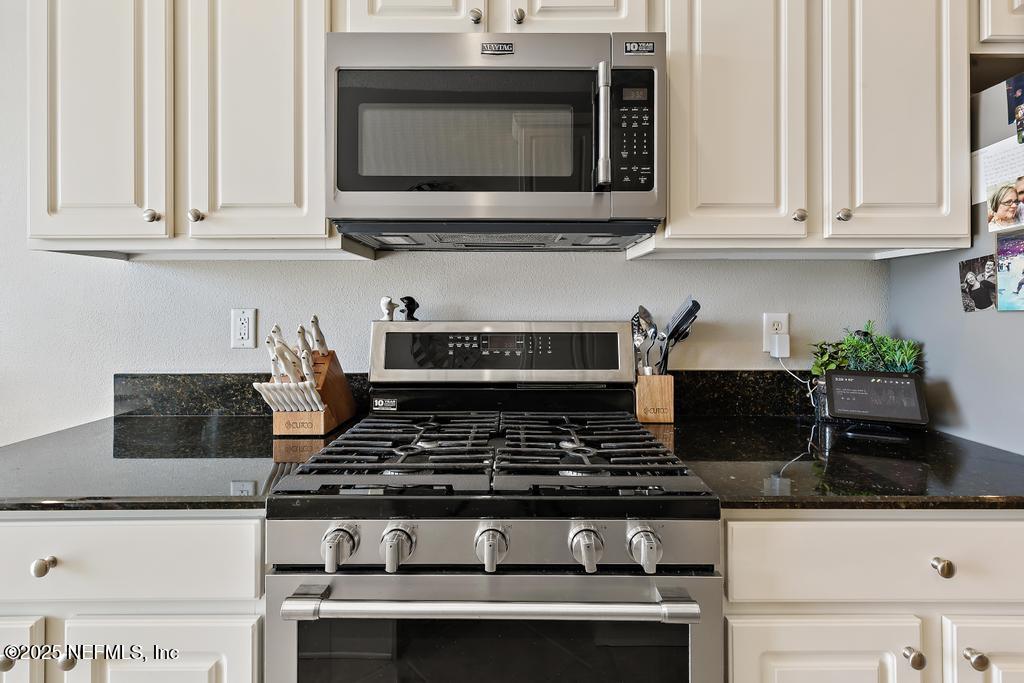 555 Hedgewood Drive St. Augustine, FL 32092 - Photo 12 of 70 a stove top oven sitting inside of a kitchen