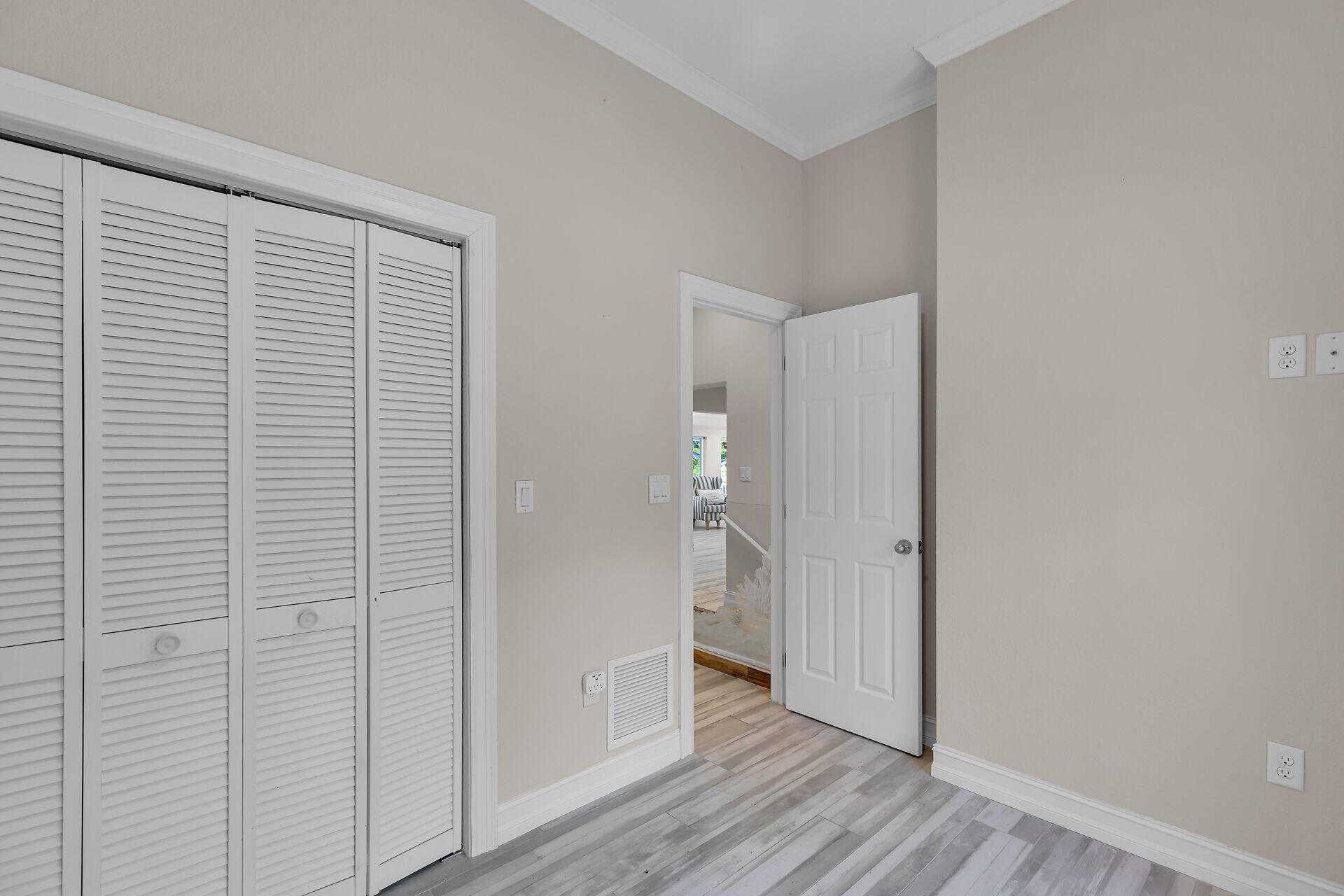 853 Ellen Drive Key Largo, FL 33037 - Photo 20 of 42 a view of a livingroom with wooden floor
