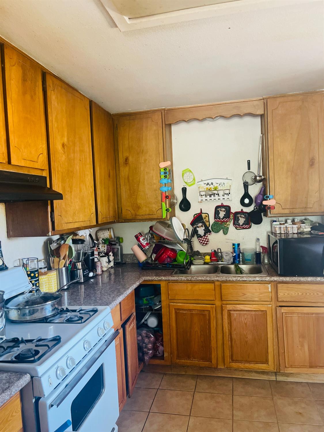 17260 Rodeo Drive Madera, CA 93638 - Photo 9 of 19 a view of a kitchen with appliances and cabinets