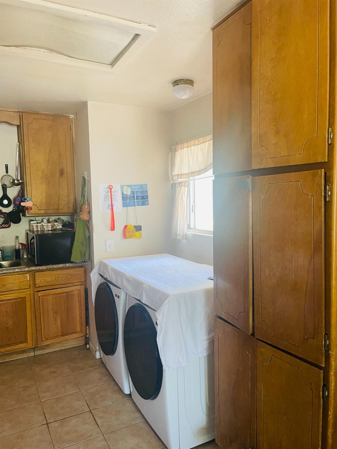 17260 Rodeo Drive Madera, CA 93638 - Photo 10 of 19 a utility room with washer and dryer