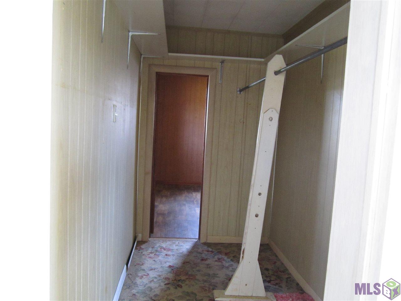 18687 East Main Street Galliano, LA 70354 - Photo 6 of 13 Walk thru closet