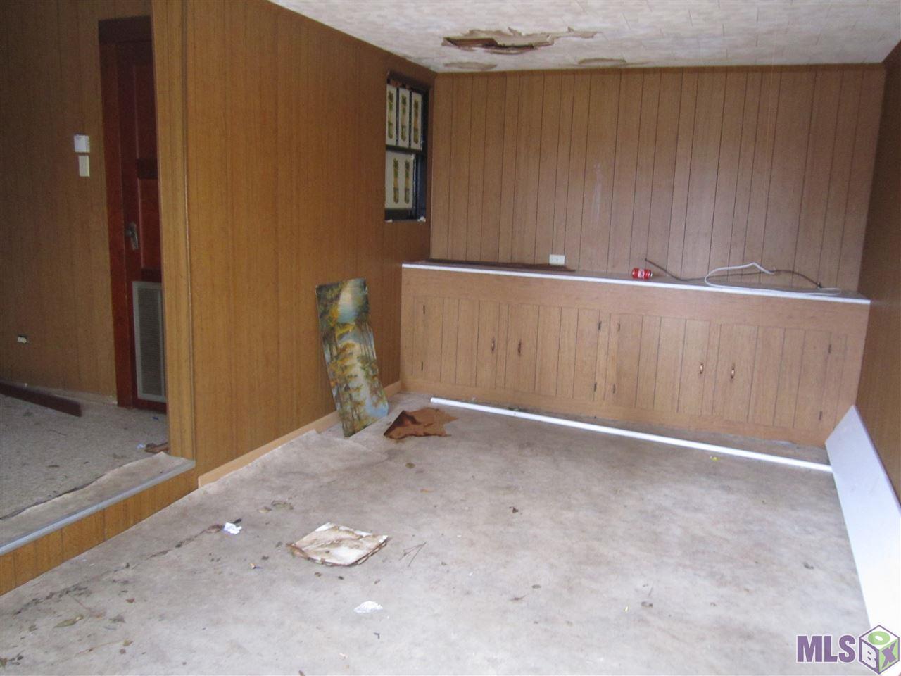 18687 East Main Street Galliano, LA 70354 - Photo 8 of 13 Living Room