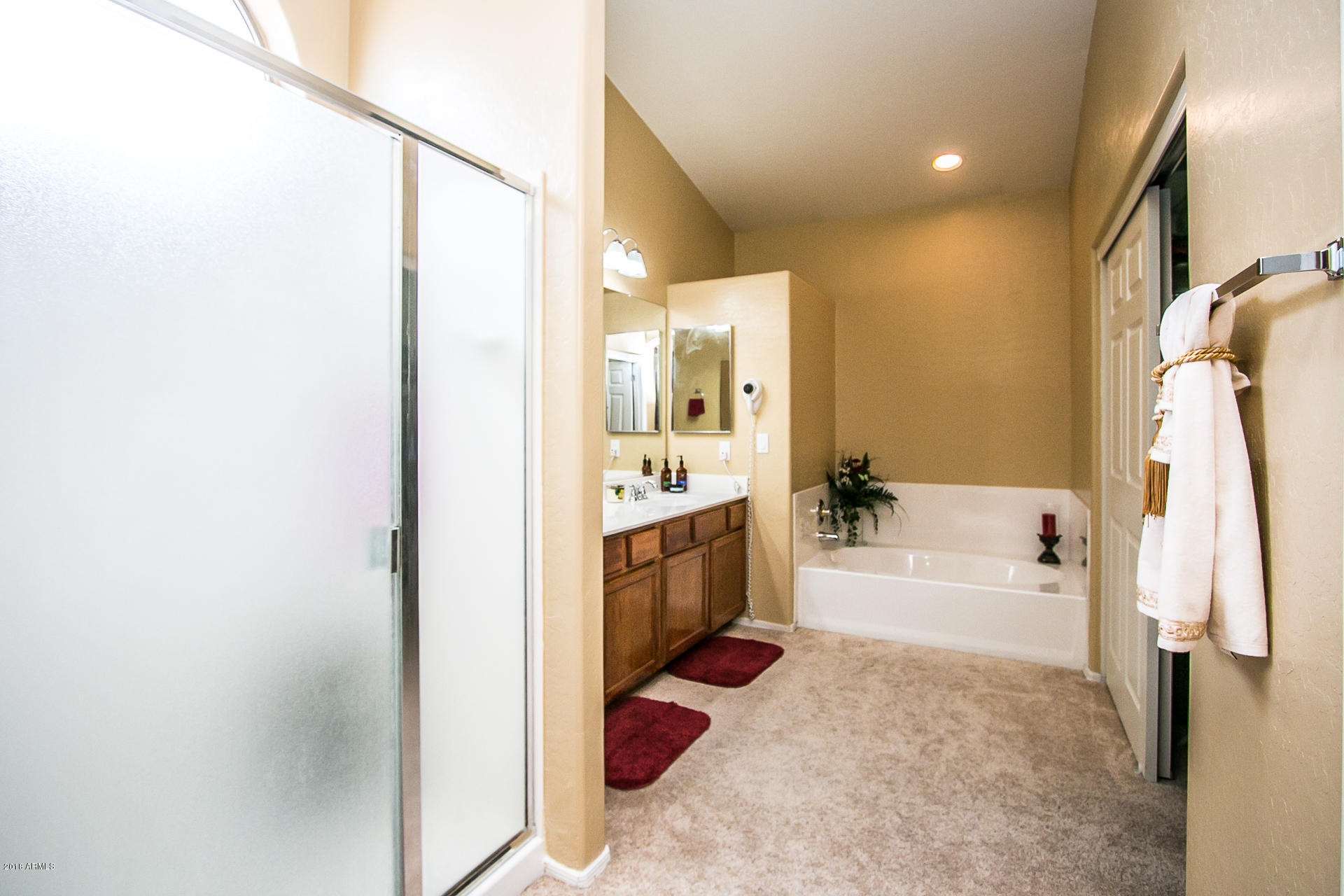 618 East Ranch Road Gilbert, AZ 85296 - Photo 21 of 32 a spacious bathroom with a tub sink and a mirror