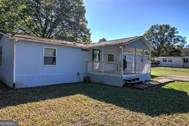 a view of a house with a yard