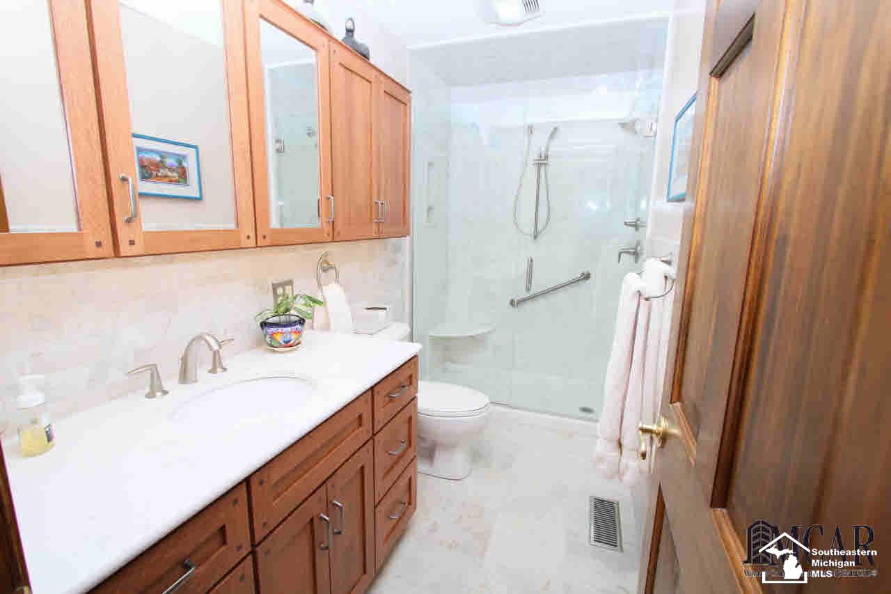 2263 Sheets Road Monroe, MI 48162 - Photo 14 of 28 Master Bathroom
