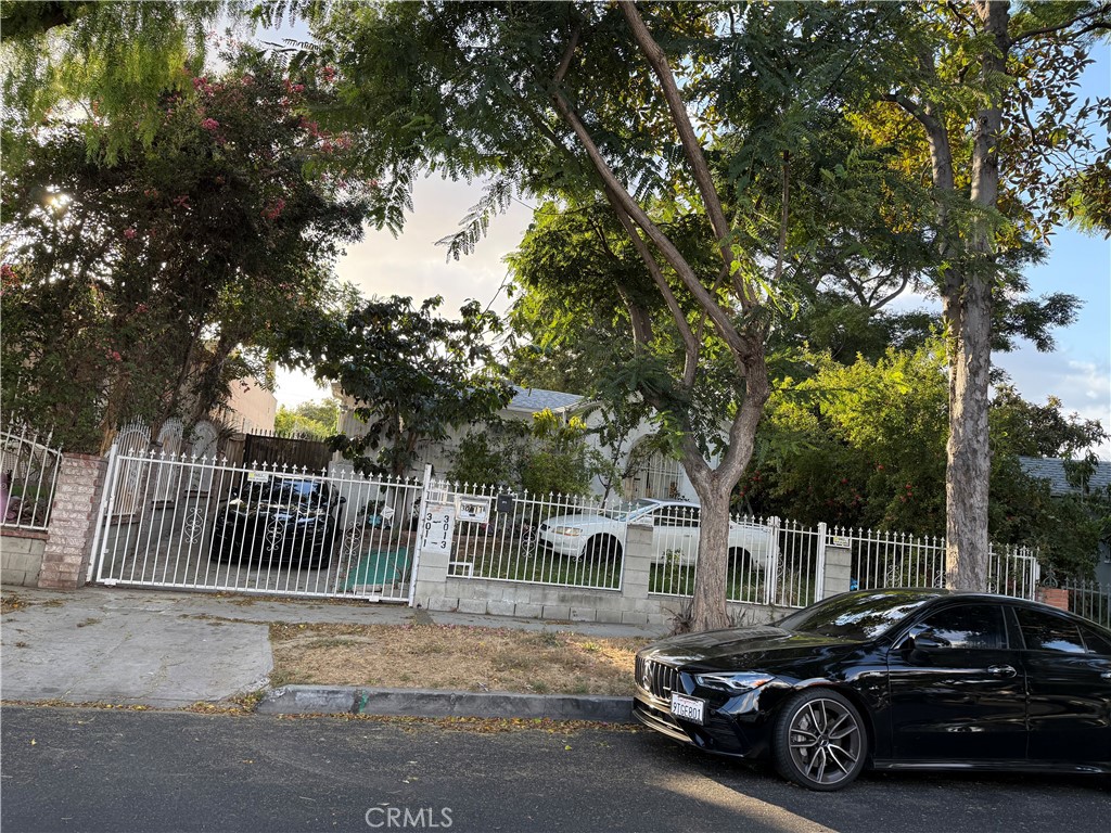 a car parked in front of a white house