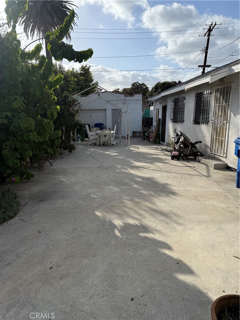 3011 South Rimpau Boulevard Los Angeles, CA 90016 - Photo 3 of 4 a view of a house with a patio