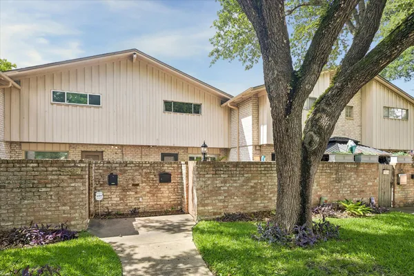 $196,000 | 7826 Woodway Drive, Unit 7826, Houston, TX 77063