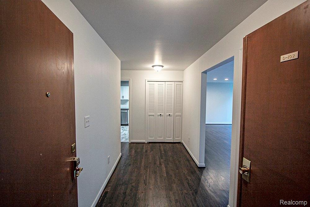 4043 West Maple Road, Unit 102 Bloomfield Hills, MI 48301 - Photo 10 of 22 IMG_6527.jpg