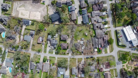 $706,800 | 9229 Kerrwood Lane, Houston, TX 77080