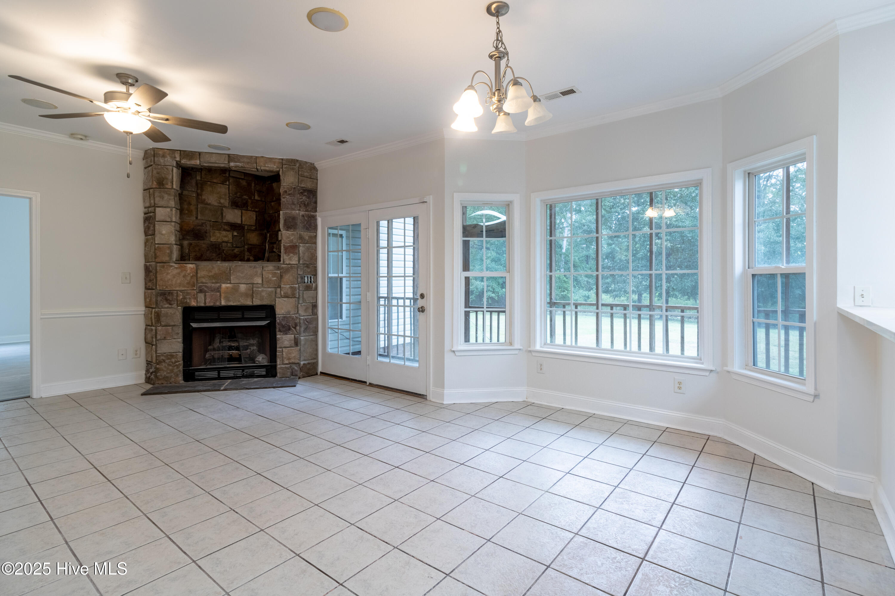 116 Lafitte Drive Hubert, NC 28539 - Photo 12 of 50 _Livingroom view (1 of 1)