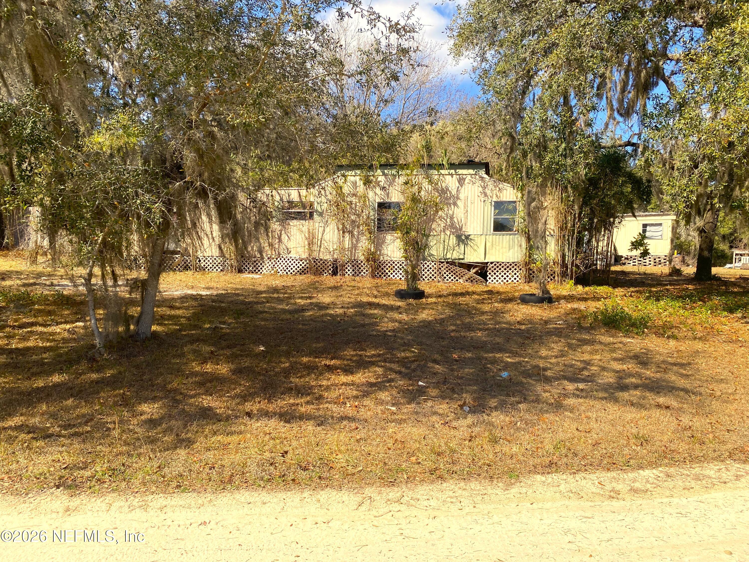 127 Riverside Trail Satsuma, FL 32189 - Photo 9 of 10 a view of a large yard with large trees