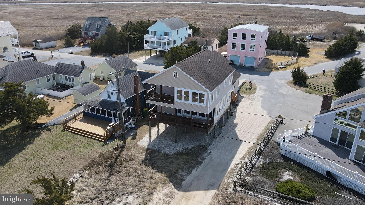 a view of a house with backyard