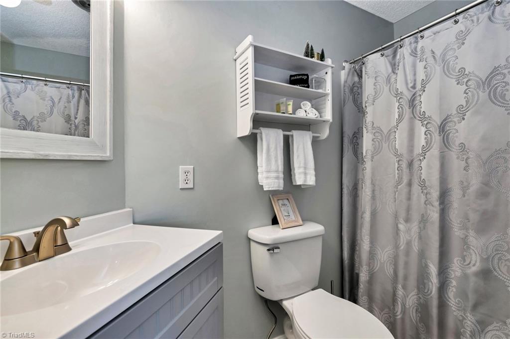301 Pinnacle Inn Road, Unit 1215 Beech Mountain, NC 28604 - Photo 25 of 47 Ensuite Bathroom