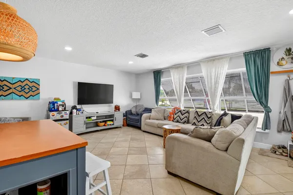 $4,500 | 320 Riverdale Road, Palm Springs, FL 33461