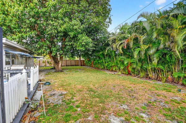 $4,500 | 320 Riverdale Road, Palm Springs, FL 33461