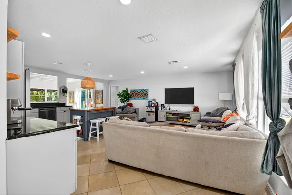 $4,500 | 320 Riverdale Road, Palm Springs, FL 33461