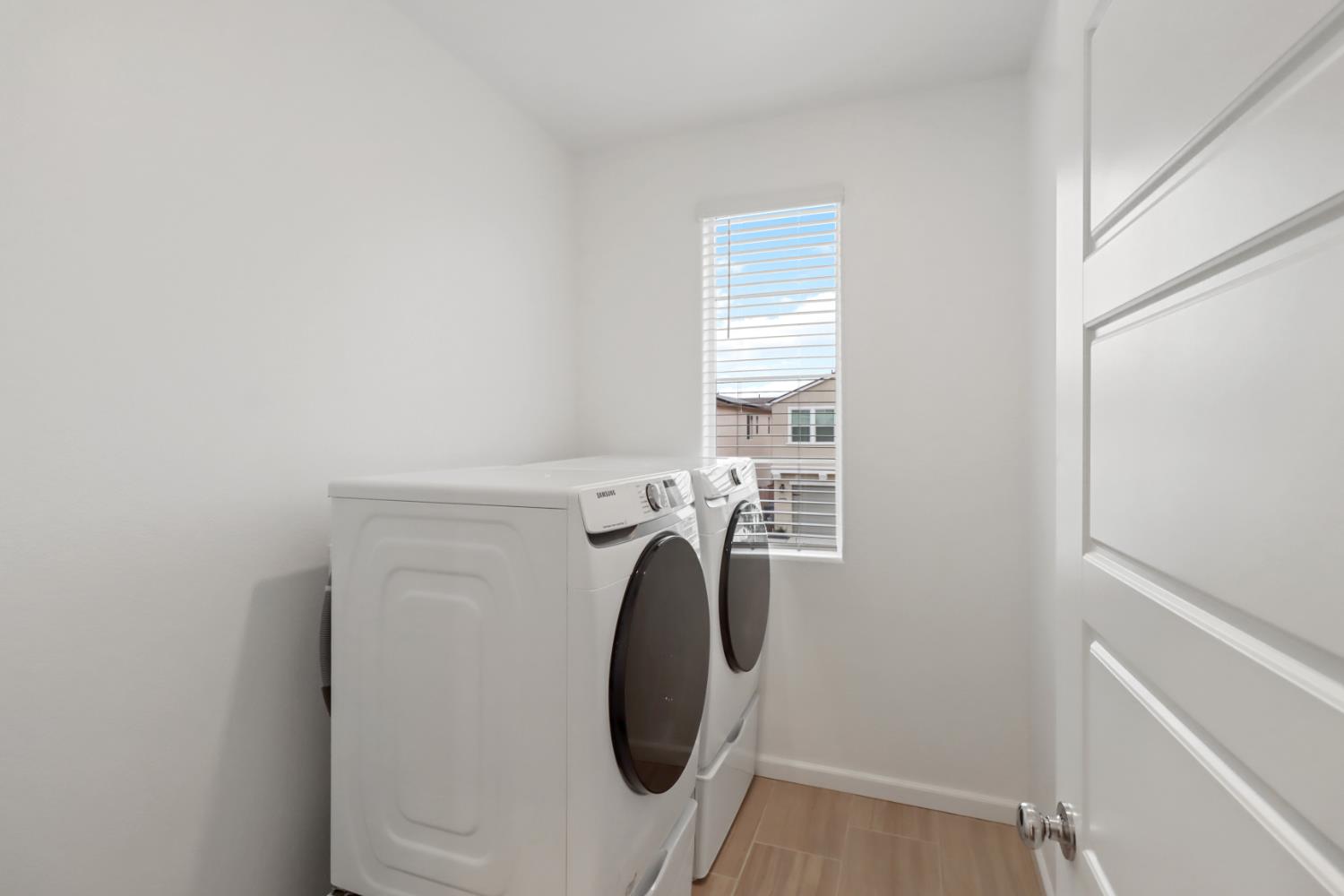 8809 Boes Way Sacramento, CA 95829 - Photo 39 of 40 a utility room with dryer and washer