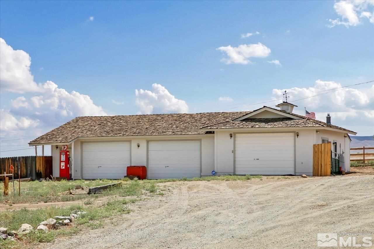 10200 Placerville Road Reno, NV 89508 - Photo 4 of 31 a view of a house with a terrace