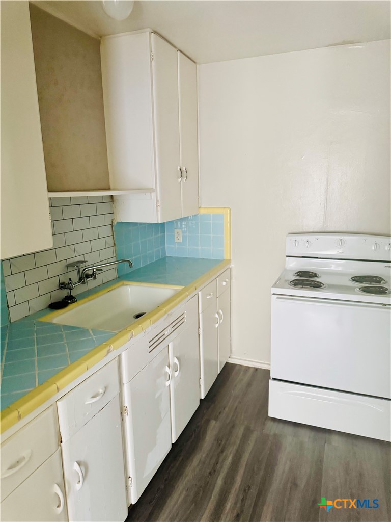 3001 East Rio Grande Street Victoria, TX 77901 - Photo 8 of 20 a kitchen with a sink stove and cabinets