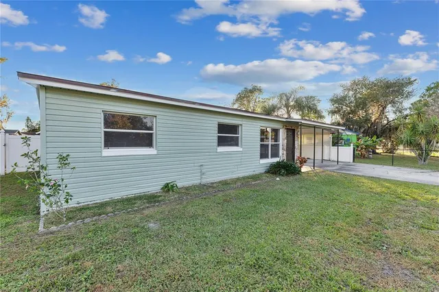 a view of a house with backyard and garden