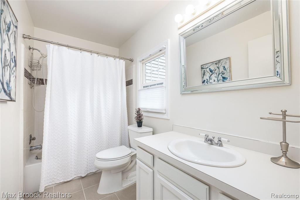 1390 Crescent Lane Rochester Hills, MI 48306 - Photo 16 of 27