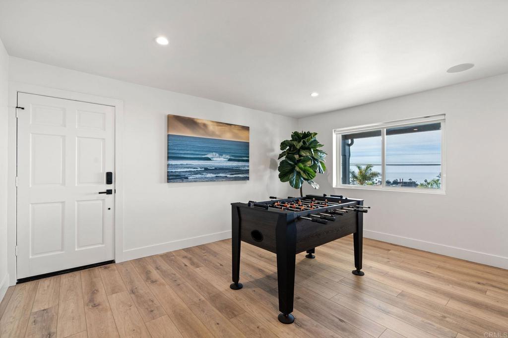 2172 Oxford Avenue Cardiff-by-the-Sea, CA 92007 - Photo 38 of 68 a room with furniture and window