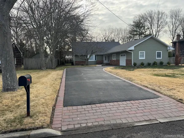 $939,000 | 43 West Shore Road, Oakdale, NY 11769