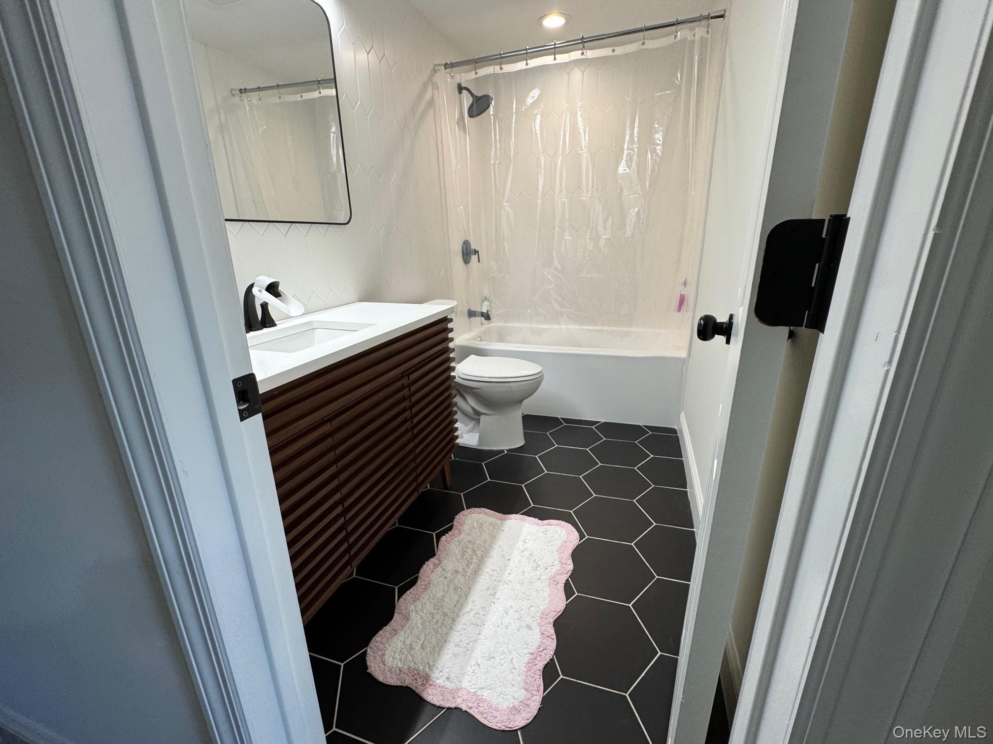 43 West Shore Road Oakdale, NY 11769 - Photo 15 of 17