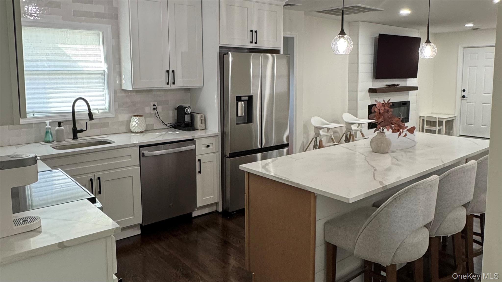 43 West Shore Road Oakdale, NY 11769 - Photo 3 of 17