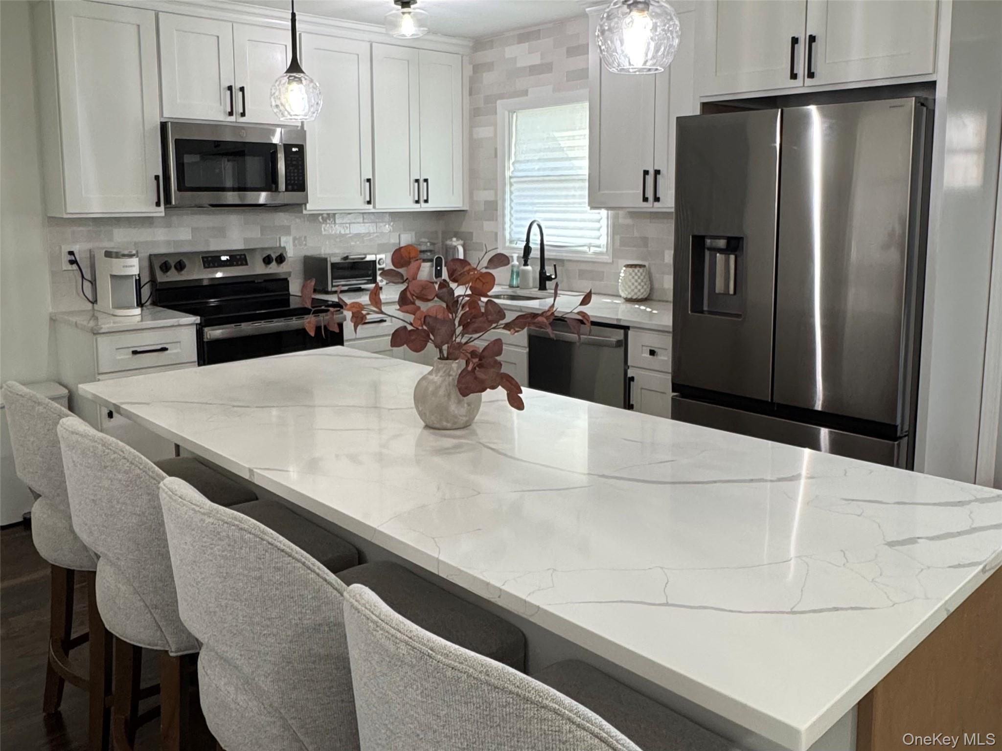 43 West Shore Road Oakdale, NY 11769 - Photo 4 of 17