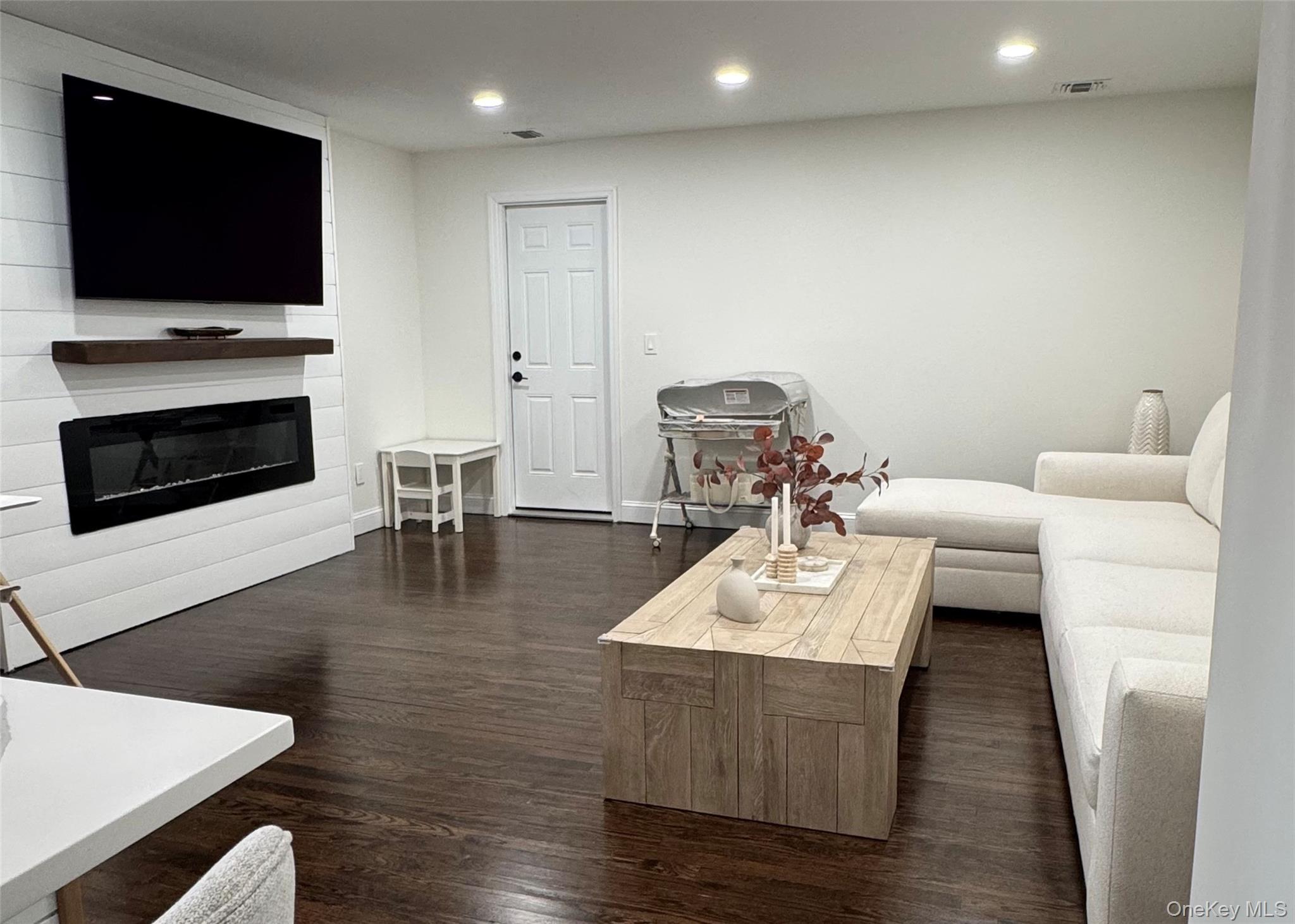 43 West Shore Road Oakdale, NY 11769 - Photo 5 of 17