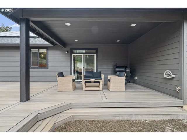 a view of a house with backyard and trees