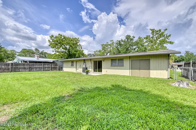 a view of a house with a backyard