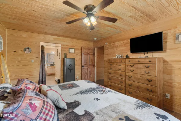 $699,900 | 2357 Hall Road, Dandridge, TN 37725