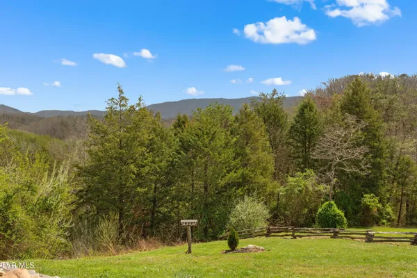 $699,900 | 2357 Hall Road, Dandridge, TN 37725