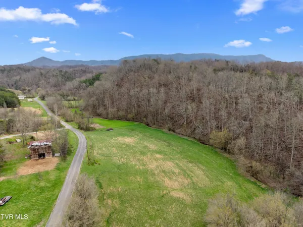 $699,900 | 2357 Hall Road, Dandridge, TN 37725