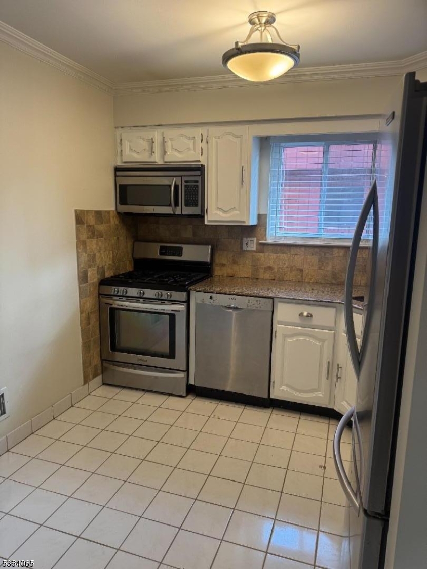 250 Ridgedale Avenue, Unit B 8 Florham Park, NJ 07932 - Photo 6 of 20 a kitchen with a stove a sink and a microwave