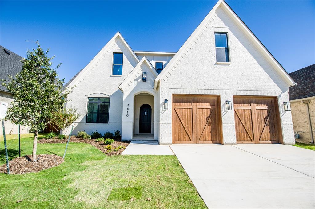 a view of house with garden