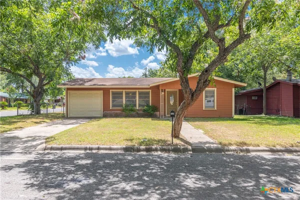 $1,800 | 126 Bellaire Street, Luling, TX 78648