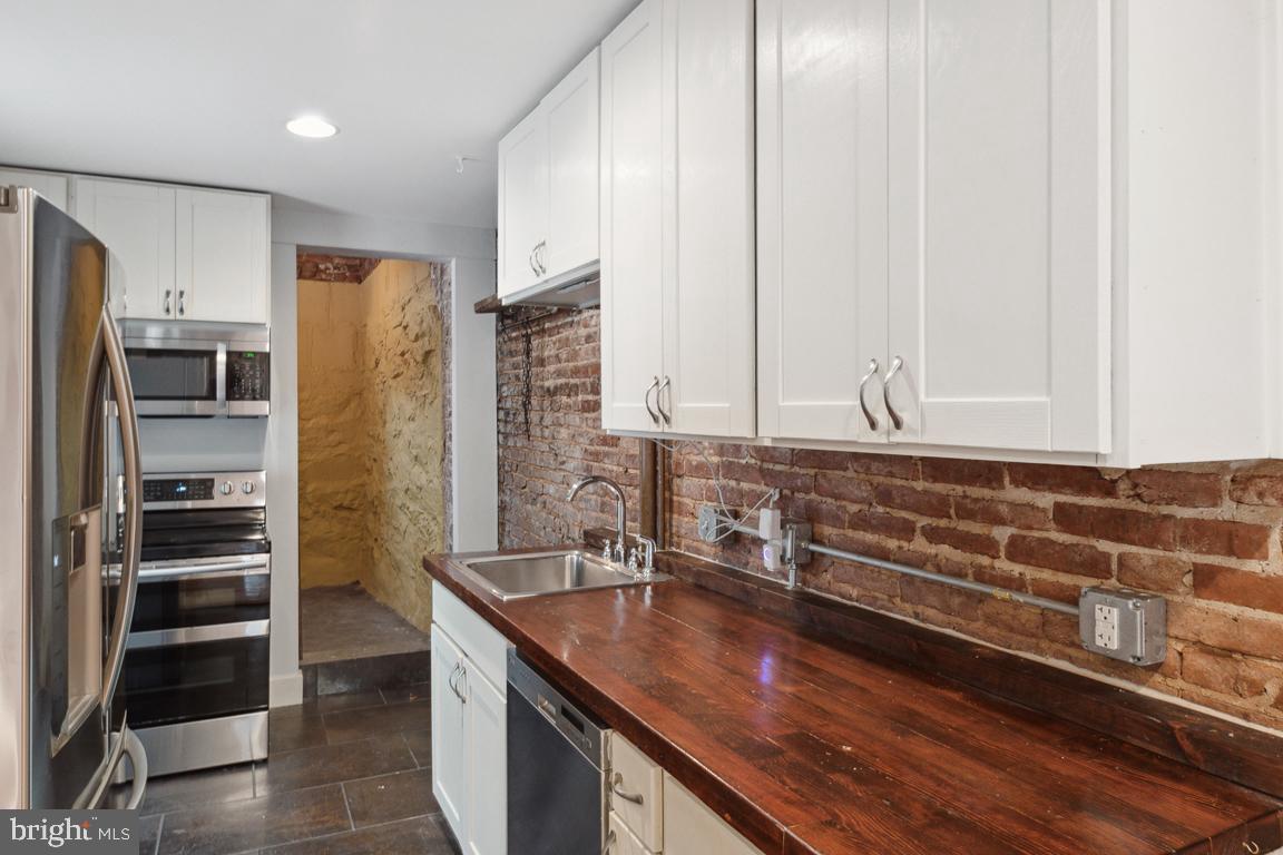 3359 Falls Road Baltimore, MD 21211 - Photo 15 of 19 High-end LG stainless appliances