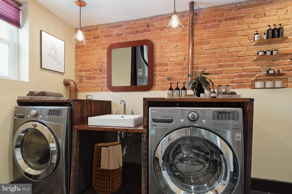 3359 Falls Road Baltimore, MD 21211 - Photo 7 of 19 Spa bath with second floor laundry