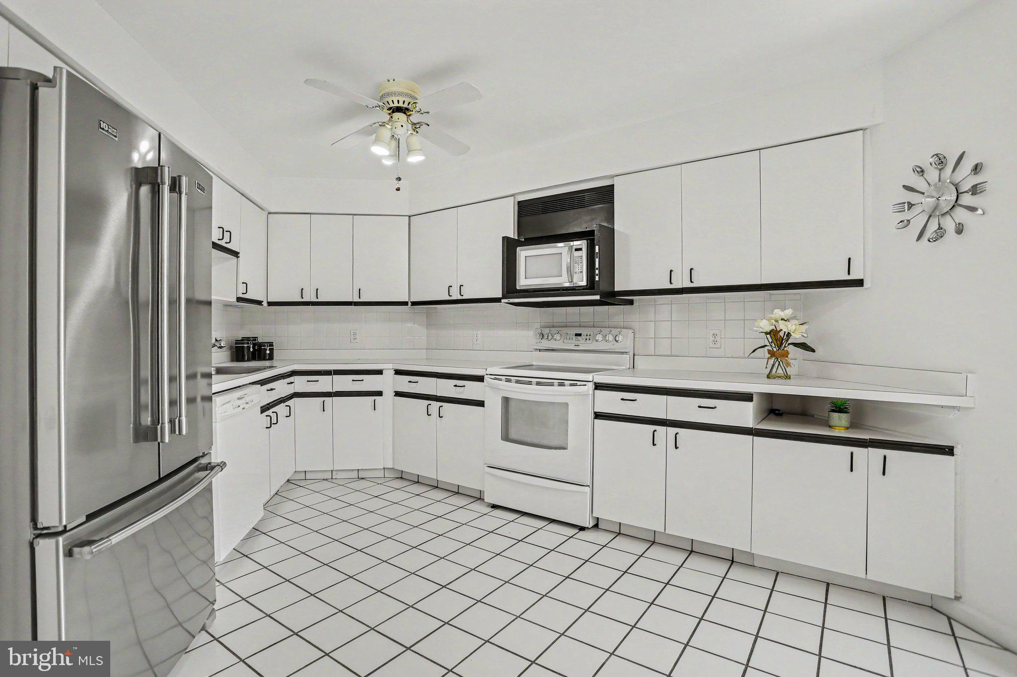 3041 Fallstaff Road, Unit 505D Baltimore, MD 21209 - Photo 11 of 26 Kitchen