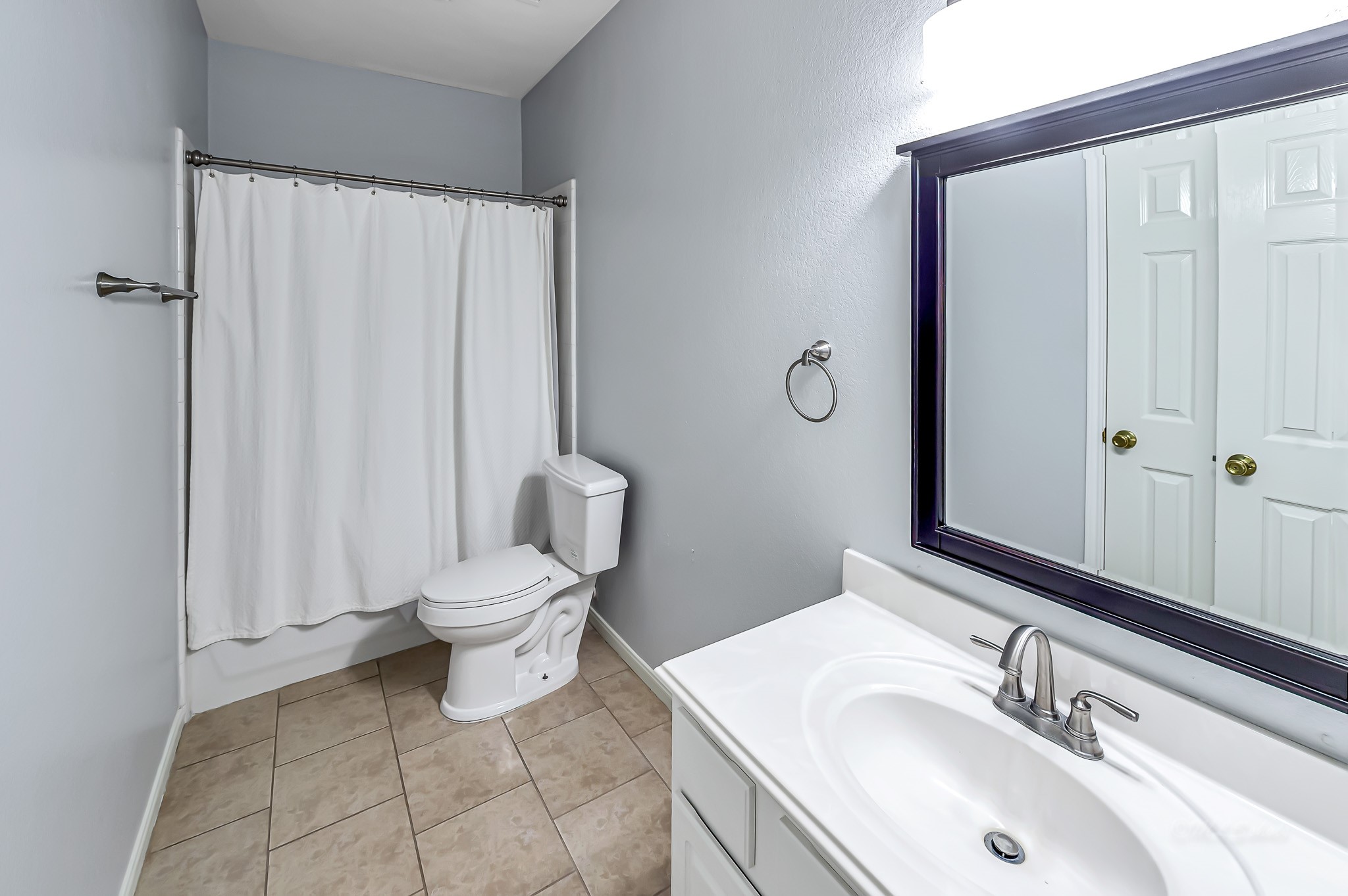 1602 Rustic Hollow Lane Katy, TX 77450 - Photo 27 of 48 Full secondary bathroom with soaking tub.