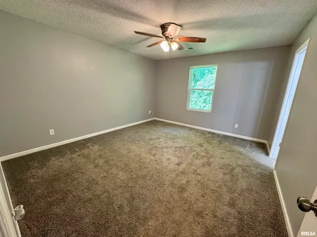 $2,100 | 4432 North Michigan Avenue, Davenport, IA 52806