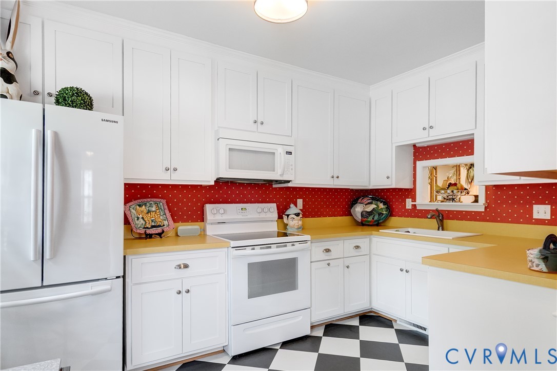 300 North Ridge Road, Unit 45 Henrico, VA 23229 - Photo 17 of 34 Bright and cheery