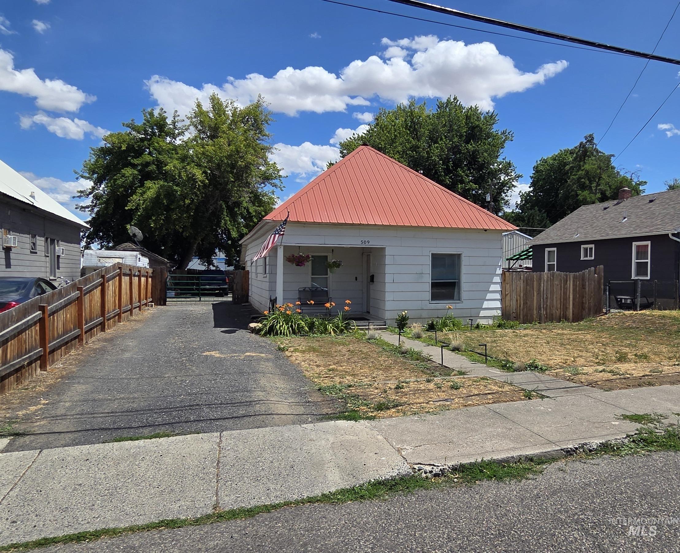 509 16th Street Lewiston, ID 83501 - Photo 1 of 10 View of front facade with a porch, asphalt driveway, and a metal roof